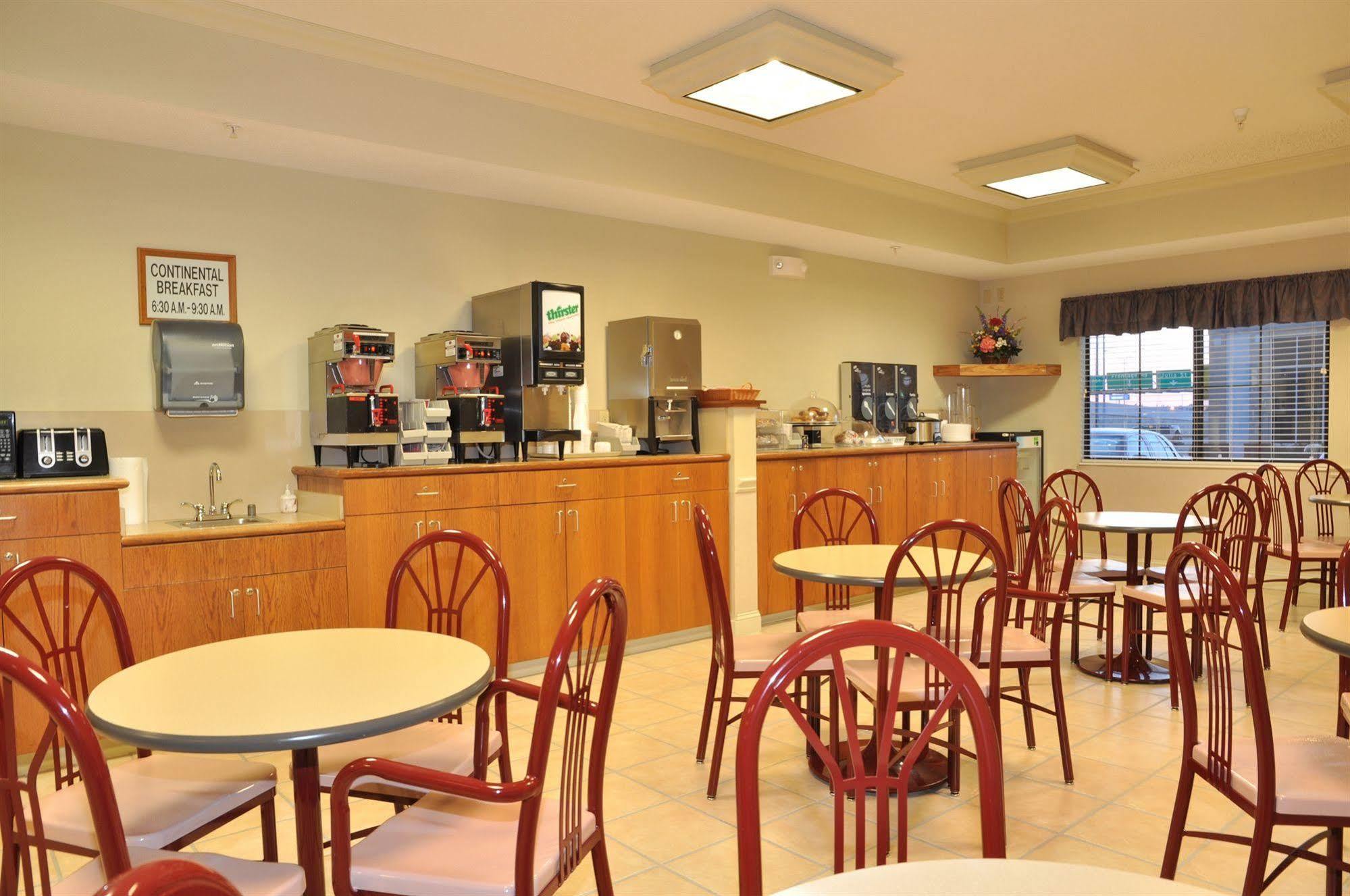 Hotel La Quinta By Wyndham Wichita Airport Zewnętrze zdjęcie